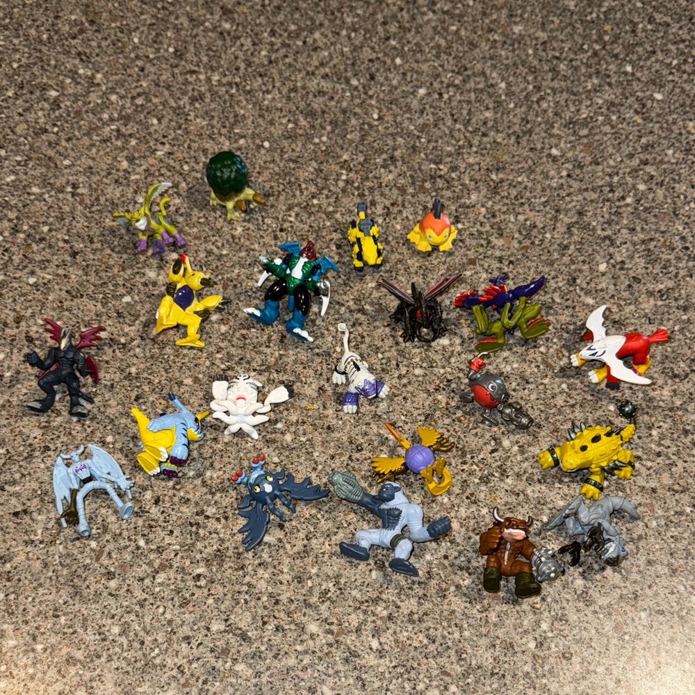 Y2k 1990s-2000s rare bandai digimon 21 mini characters